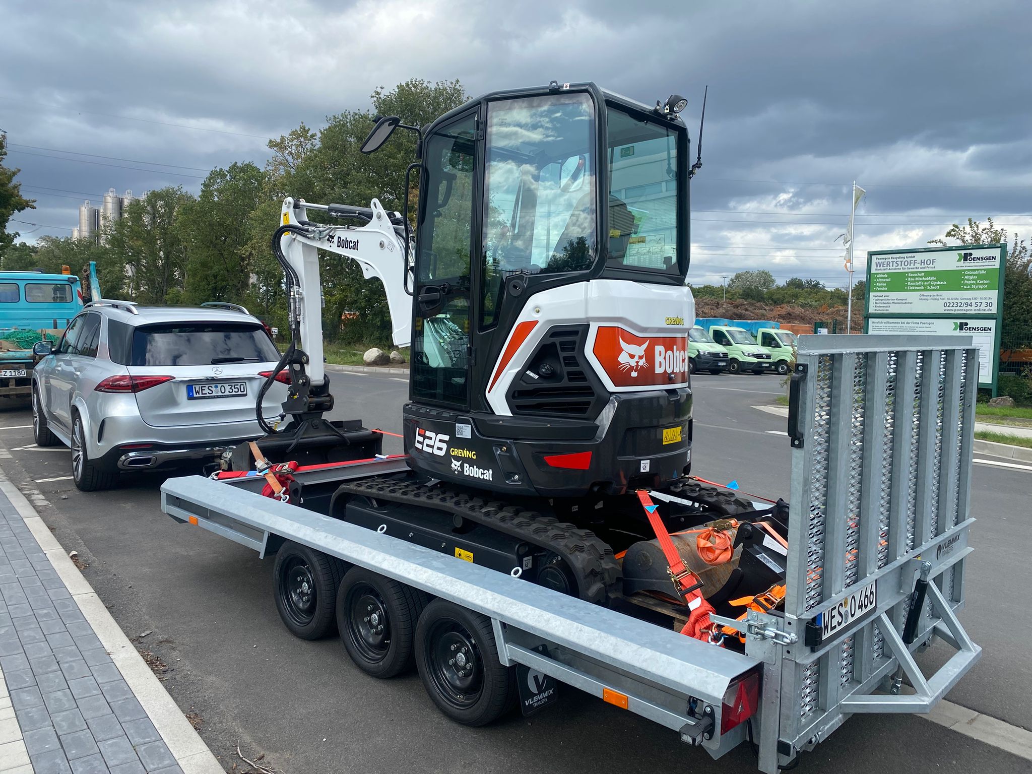 Bobcat E26 Bagger auf Anhänger